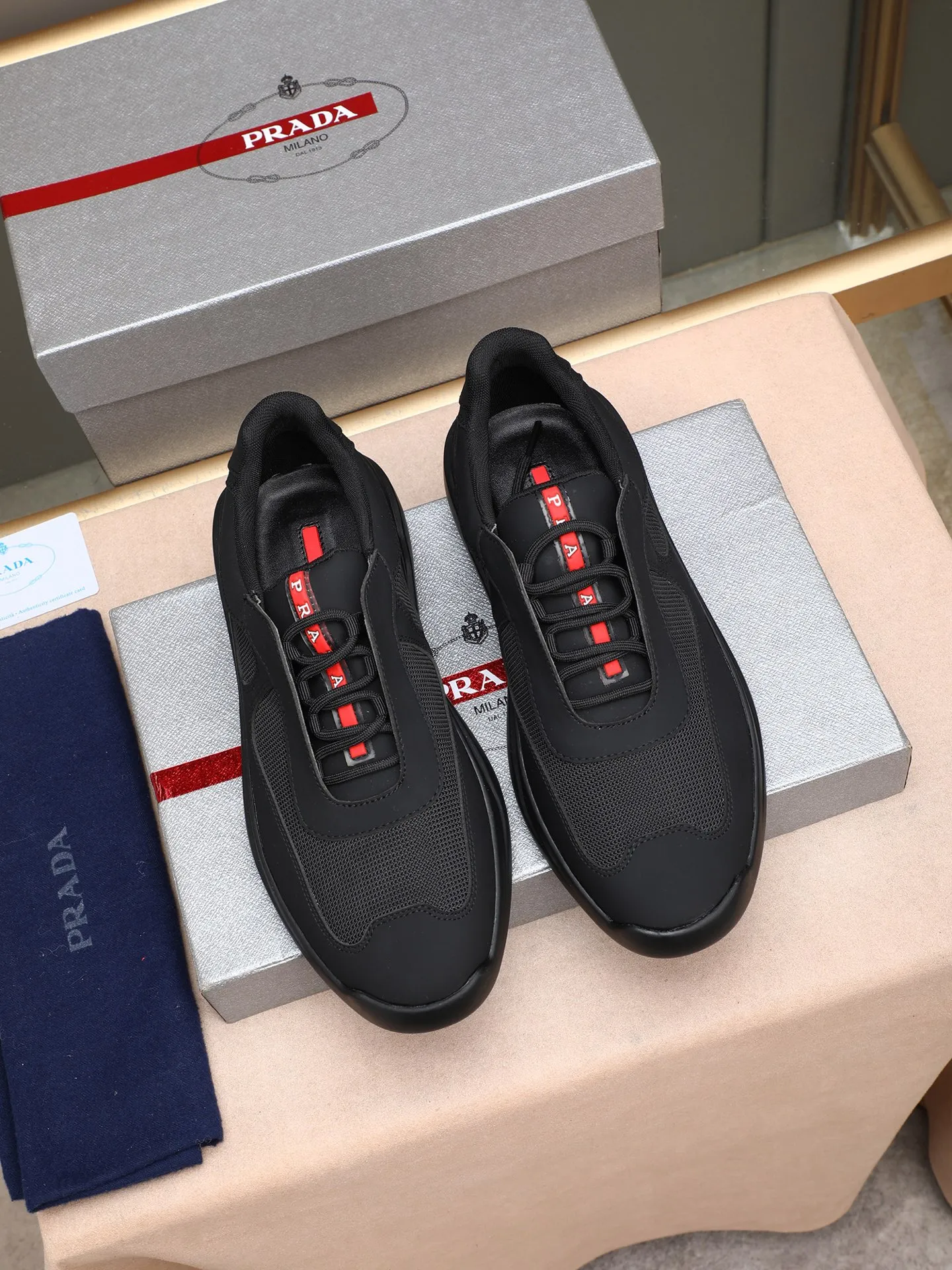 Men's shoes💰420 Prada/Prada sneakers👟! Low-top lace-up sports shoes, fashionable and elegant style. Made of top-layer cowhide leather spliced ​​with breathable mesh. Soft, comfortable and breathable. Logo lettering on the tongue. Finely crafted details. Lightweight foam sole, fashionable and versatile‼ ️size: 38-44 (45 customized